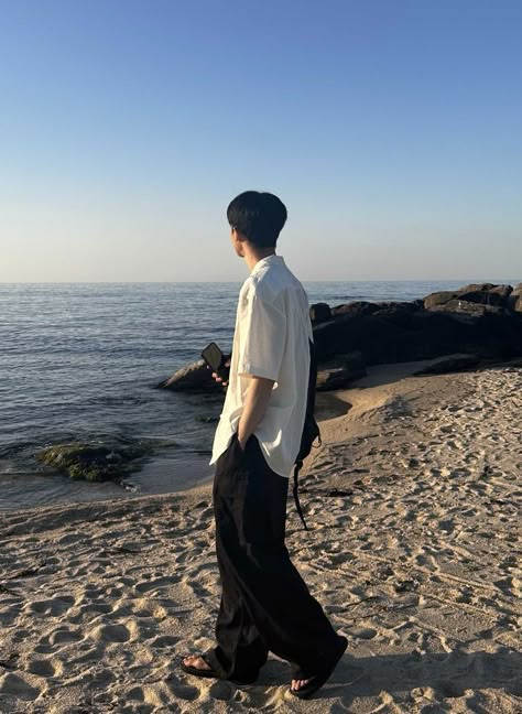 No Face Guy Pics, Sea Outfit Summer Korean, Boy Beach Pictures, Boyfie Aesthetic, Male Beach Outfit, Faceless Guy, Simple Beach Outfit, Beach Poses Men, Korean Male Models