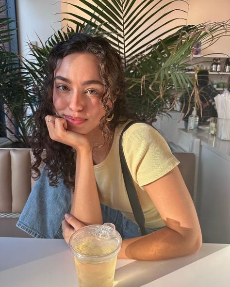 Kiana Davis Instagram, Kiana Davis Hair, European Curly Hair, Curly Hair Instagram Pictures, Kiana Davis, Pretty Celebrity, Life Lately, Photography Posing Guide, February 11