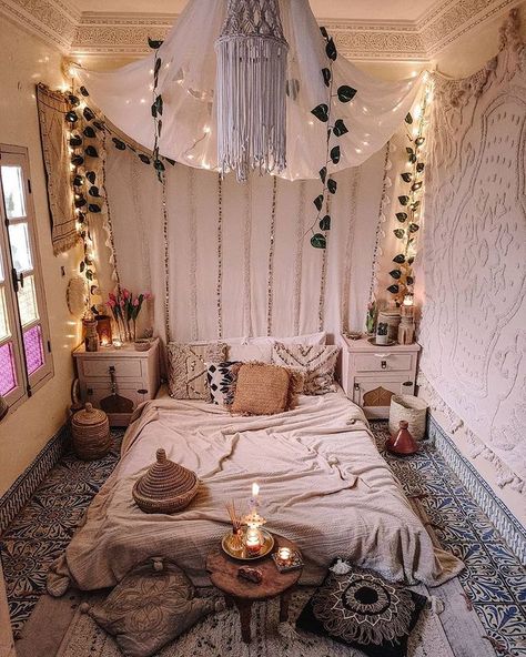 Beds On Floor Ideas, Small Apartment Room, Modern Boho Bedroom, Boho Bedroom Design, Cottage Decor Living Room, Relaxing Bedroom, Bohemian Bedroom Decor, Estilo Boho Chic, Floor Bed