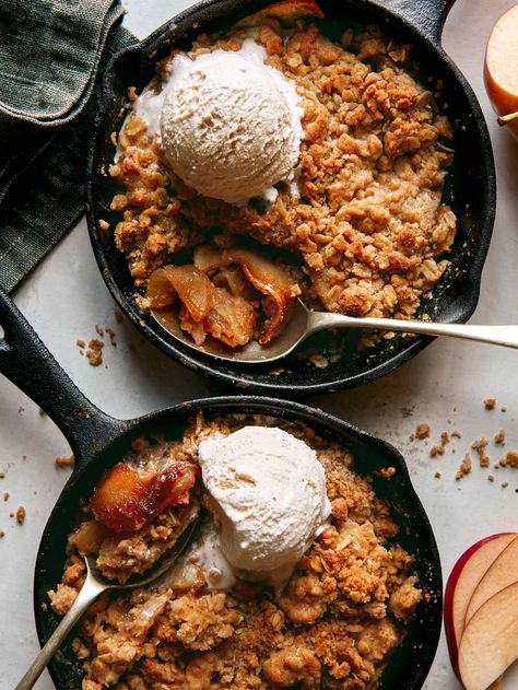 Individual Apple Crisp Recipe, Delicious Apple Crisp, Fancy Baking, Best Apple Crisp, Spoon Fork Bacon, Golden Delicious Apple, Apple Crisp Recipe, Fruit Crisp, Autumn Recipes