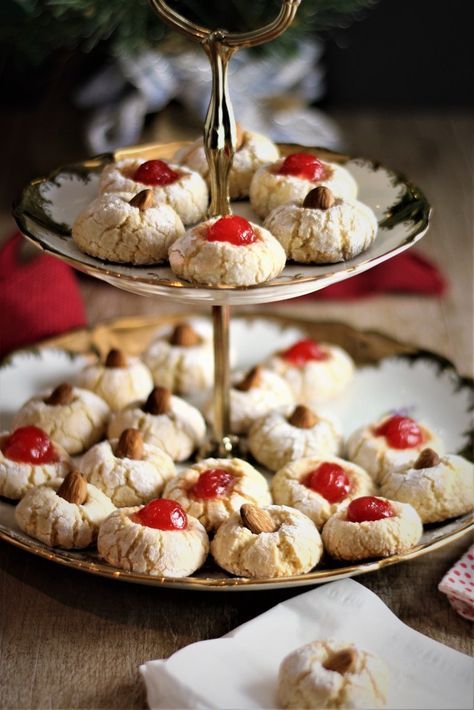 Italian Almond Cookies, Italian Cookie, Amaretti Cookies, Italian Christmas Cookies, Italian Cookie Recipes, Italian Pastries, Almond Biscotti, Crispy Cookies, Cookie Calories