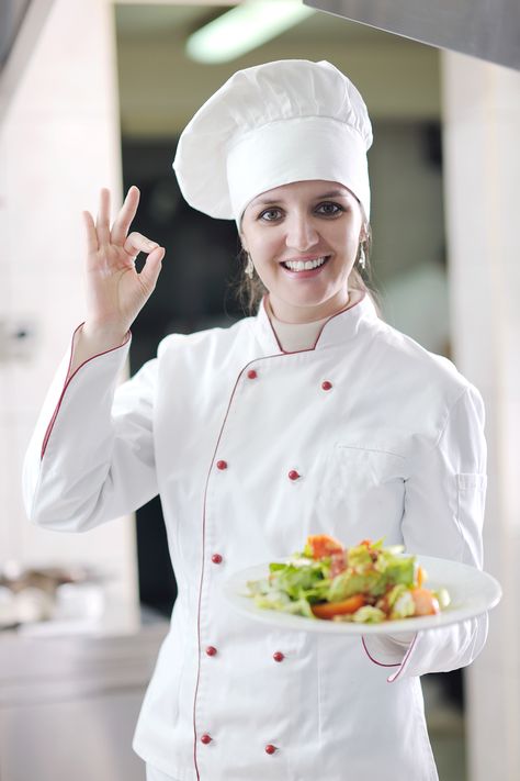 Female chef presenting prepared food #personalchefday #personalchef #dontwanttocooktonight #ifihadapersonalchef #cookformeplease #cookingisnotforme #kitchenduties #pixhill Female Chef Photography, Chef Woman, Chef Photography, Chef Outfit, Chef Pictures, Chef Costume, Outfit Female, Restaurant Uniforms, Chef Jackets