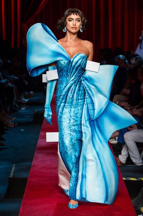 60 Looks From the Moschino Spring 2017 Show - Moschino Runway Show at Milan Fashion Week Runway Gowns, Casual Attire For Women, Moschino Couture, Candy Floss, Milano Fashion Week, Runway Dresses, Fashion Runway, Jeremy Scott, Irina Shayk