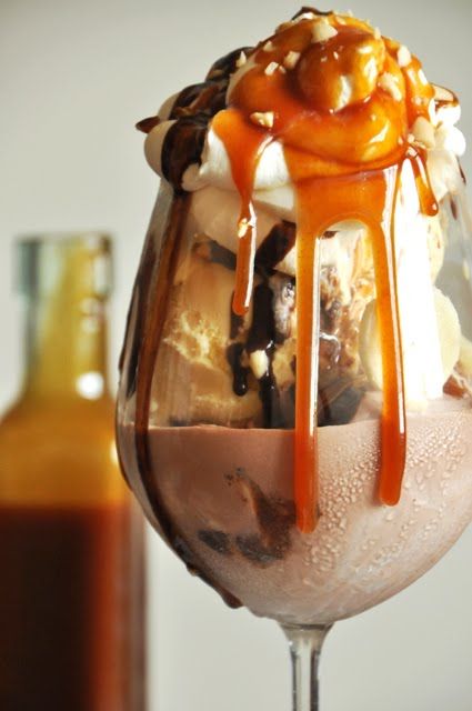 Caramel Bourbon, Bourbon Caramel Sauce, Bourbon Caramel, Bourbon Sauce, Caramel Drizzle, Homemade Whipped Cream, Best Ice Cream, Think Food, Homemade Caramel