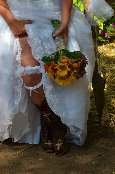 Sunflowers and boots :) Forest Wedding, Happily Ever After, Ever After, Lace Wedding, Burlap, Sunflower, Wedding Dresses Lace, Cute Animals, Forest