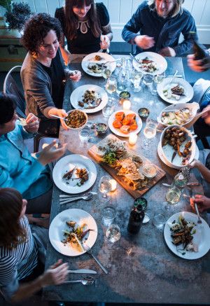 Dinner Party People, Table D Hote, Outdoor Food, Snacks Für Party, Dinner With Friends, Wine And Dine, Open Kitchen, Family Dinner, A Group