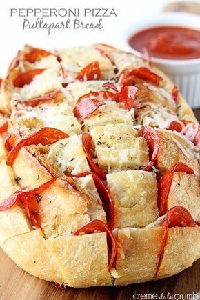 . Football Snack Food, Pull Apart Pizza Bread, Bread Pull Apart Recipes, Football Snacks, Football Party Food, Pull Apart Bread, Tailgate Food, Football Food, Snacks Für Party