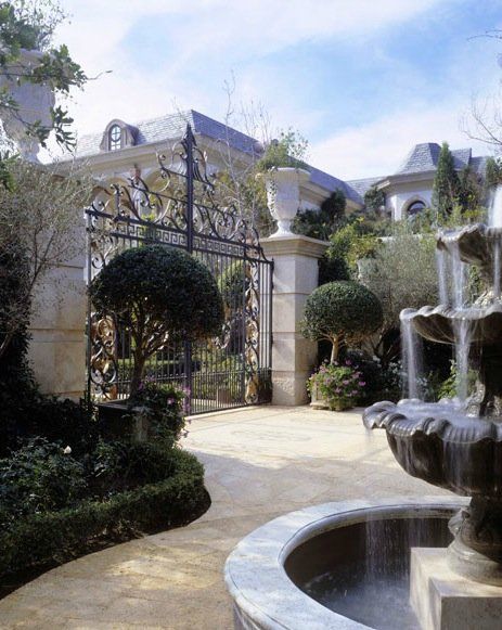 Beverly Hills Mansion, Beverly Hills Houses, Front Gate, Mega Mansions, Mediterranean Landscaping, California Photos, Casas Coloniales, Front Gates, Golden Gate Park