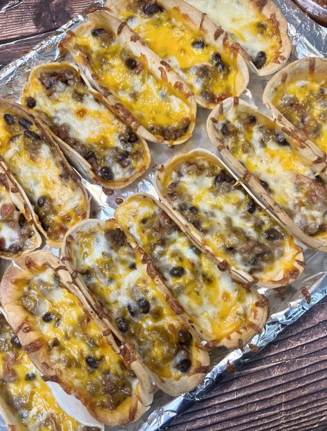 Taco Boats - What's Mom Cookin' Baked Taco Bowls, Taco Bowls Recipe, Taco Boats Recipes, East Meals, Taco Boat Recipes, Lake Snacks, Boat Recipes, Best Nacho Recipe, Delish Dinners