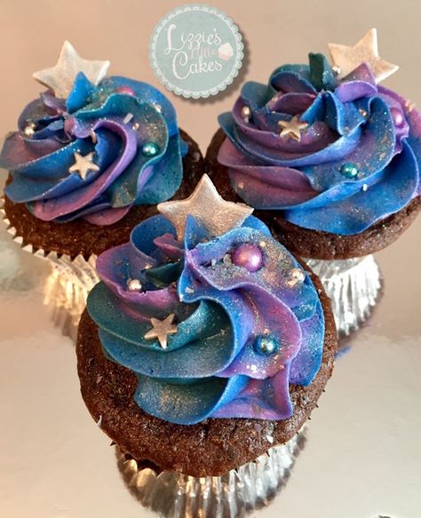 Galaxy Candy Bar, Galaxy Cupcakes Frostings, Astrology Cupcakes, Galaxy Birthday Party Food, Space Cupcakes Birthday, Galaxy Cake Birthday Girl, Galaxy Centerpiece Ideas, Celestial Cupcakes, Science Cupcakes