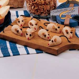 Mice Cookies Recipe - I have made this for a while, but without the severely pointed nose. (looks too rat-ty). Mice Cookies, Peanut Butter Mouse, Shaped Cookies Recipe, Mouse Recipes, Red Hots Candy, Mouse Cookies, Cookie Tray, Cookie Crumbs, Christmas Mouse