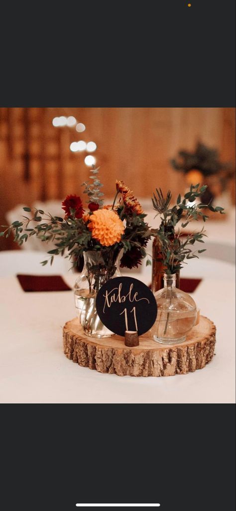 Fall Wedding Centerpieces With Wood Slices, Tree Cookie Centerpiece Wedding, Wood Slice Fall Centerpiece, Wood Slice Table Centerpiece, Fall Wedding Centerpieces Circle Table, November Wedding Table Centerpieces, Wood Slab Wedding Centerpiece, Wood Cookie Centerpiece Wedding, Fall Wildflower Bud Vases