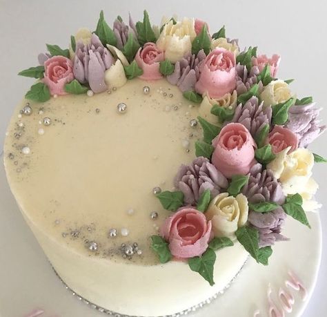 Buttercream Flowers Cake Designs, Flower Piping Cake Design, Pretty Spring Cakes, Floral Frosting Cake, Cake Decor Flowers, Birthday Cake With Fondant Flowers, Spring Flower Cake Ideas, Spring Birthday Cake Ideas, Easy Floral Cake Design