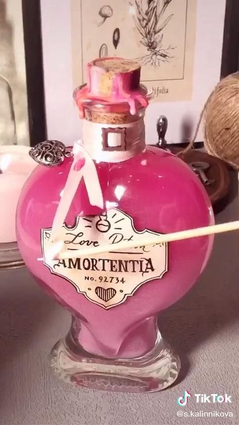 How To Make A Love Potion Harry Potter, Harry Potter Potion Decorations, Fairy Potions Aesthetic, Diy Love Potion Bottles, Love Potion Bottle Diy, Cool Potion Bottles, Potion Bottle Decor, Halloween Witch Potions, Potion Diy Bottle