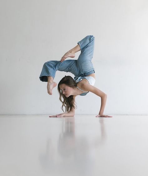 Cool Dance Photography, Easy Dance Picture Poses, Acro Poses For Pictures, Dance Photography Outfits, Dance Poses For Pictures Jazz, Sassy Dance Poses, Dance Photography Poses Simple Jazz, Creative Dance Poses, Pretty Dance Poses