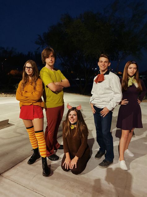 1960s Couple, Group Costumes Ideas, Costumes For Couples Halloween, Scooby Doo Halloween Costumes, Ideas For Besties, Awesome Halloween Costumes, Scooby Doo Costumes, Homecoming 2022, The Gangs All Here