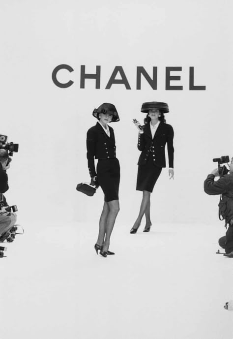 Fashion Killa Classy, Fashion Killa Aesthetic, Chanel Girl, Chanel Poster, 90s Chanel, Chanel Aesthetic, Yasmin Le Bon, Chanel Suit, Chanel Runway