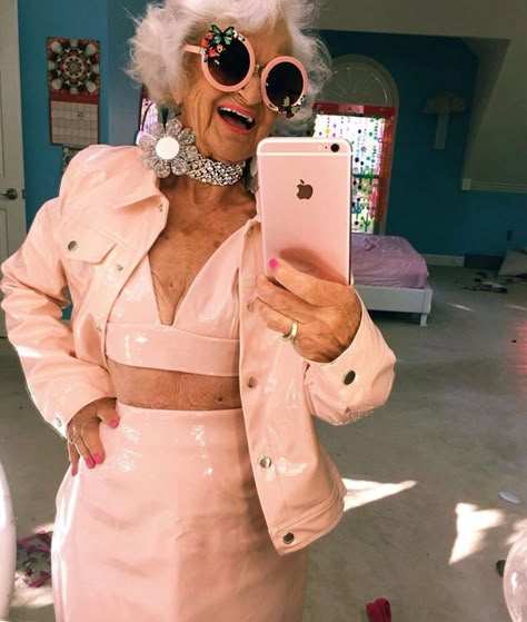 Baddie Winkle, Funny Old People, Boho Patio, Advanced Style, Beautiful Dresses For Women, 50 Style, Over 50 Womens Fashion, 인물 사진, Fashion Over 50