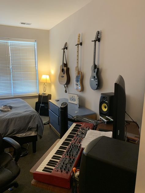 Music Bedroom Studio, Music Room Setup Home, Music Room Guitar, Musician Dorm Room, Bedroom With Instruments, Bedroom Guitar Setup, Music Guy Aesthetic, Musical Bedroom Ideas, Music Setup Bedroom