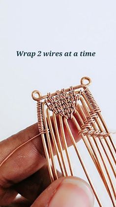 Diy Wire Jewelry Tutorials Free Pattern, Wire Wrapped Pendant Tutorial, Diy Art Work, Copper Jewelry Diy, Wire Weaving Techniques, Weave Jewelry, Jewelry Tutorials Free, Copper Wire Crafts, Wire Weaving Tutorial