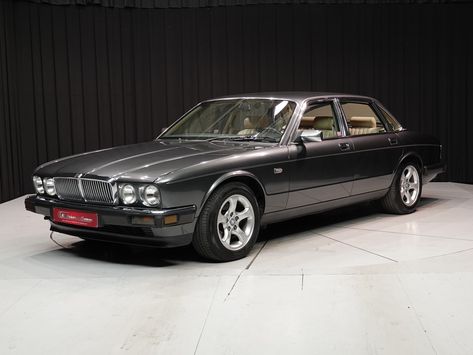 Reference ch1248 Make Jaguar Model XJ40 Sovereign '89 Type berline Construction year 1989 KM 240069 Cilinder displacement 3590 Gears automatic Steering left hand drive Price € 10.950 Jaguar Xj40, Car Colours, Jaguar Xj12, Classic Lifestyle, Jaguar (cars), Jaguar Daimler, Jaguar Cars, Car Concept, Jaguar Models