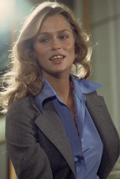 Lauren Hutton Lauren Hutton 70s, Laura Hutton, Lauren Hutton Style, Soft Summer Palette, Blue Collared Shirt, 70s Look, Lauren Hutton, Robert Redford, Grey Tweed