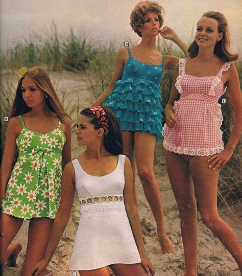 340 Likes, 5 Comments - 🌼1960s and 1970s🌼 (@marrakeshexpress) on Instagram: “Beach day 🌞🌊 #60s #vintagebeach #60sstyle #vintagefashion” 70s Mode, 60s 70s Fashion, Fashion 70s, 60s And 70s Fashion, Vintage Bathing Suits, Fashion 1960s, 70’s Fashion, Look Retro, Sixties Fashion