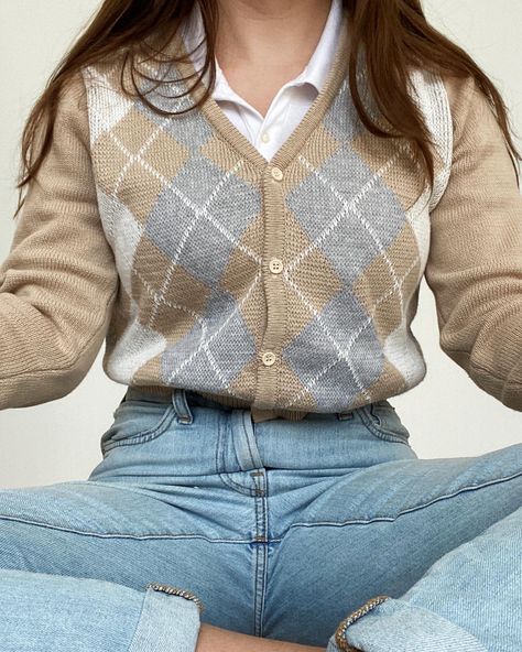 soft brown argyle sweater with light wash blue denim jeans Womens Argyle Sweater Outfit, Argyle Cardigan Outfit, Argyle Sweater Outfit, College Jeans, Patterned Outfits, Vintage Sweater Outfit, Brown Argyle Sweater, Comfy Ootd, Bookworm Aesthetic