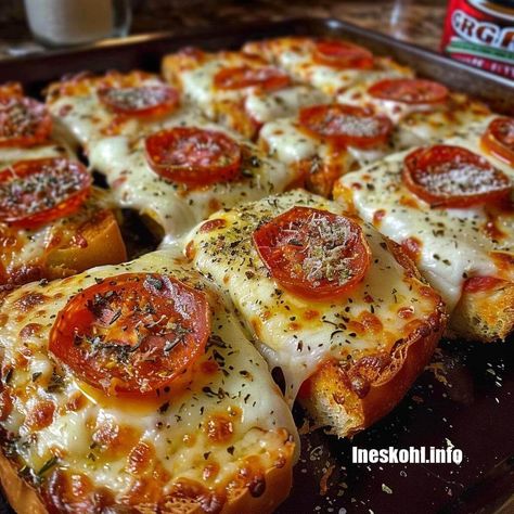 Fast garlic bread pizzas topped with melted cheese and pepperoni for delicious homemade personal pan pizzas in just 20 minutes. Ineskohl Kitchen, Easy Corn Chowder, Hamburger And Potatoes, Baked Cream Cheese Spaghetti, Garlic Bread Pizza, Slow Cooker Salisbury Steak, Easy Corn, Chicken Broccoli Rice Casserole, Stuffed Baked Potatoes