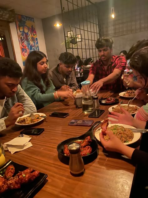 Dinner With Friends Snap, Broke Leg Snapchat, Snap Wallpaper, Broke Leg, Friends Party Night, Daaru Party Pic, Attitude Bio, Friend Dates, Group Dinner