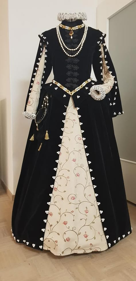 Tudors Dress, Elizabethan Gown, Elizabethan Dress, 19th Century Dresses, Tudor Gown, Elizabethan Fashion, Tudor Dress, Royalty Dress, Tudor Costumes