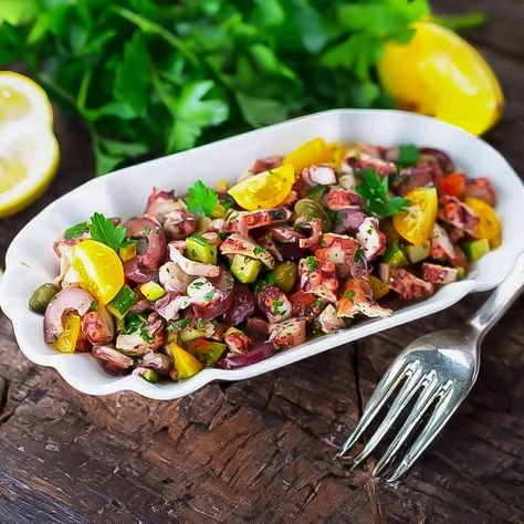 Italian Octopus, Octopus Salad, Calamari Recipes, Antipasto Salad, Seafood Market, Seafood Salad, Idee Pasto Sano, Portuguese Recipes, Fresh Vegetables