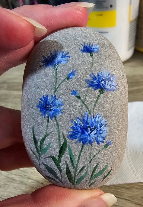 Rock Painting Art Simple, Flower Stone Painting, Flower Rock Painting Ideas, Pebble Painting Ideas, Stone Painting Flower, Flower Painted Rocks, Flowers Painted On Rocks, Cute Rock Painting Ideas, Simple Rock Painting Ideas