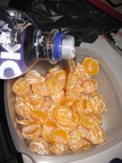 Vodka Soaked Clementines - oh, the clementines are so very good this year, and after soaking them in a good brand of vodka (pinnacle orange whipped) for a few days, they are even better.  Be sure to strain the vodka back into the bottle and use for an amazing cocktail, too. Alcohol Infused Fruit, Alcohol Soaked Fruit, Boozy Fruit, Alcohol Fruit, Infused Fruit, Vodka Infused, Creative Drinks, Alcohol Beverages, Vodka Brands