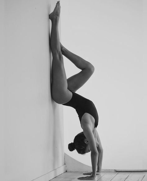 Yoga Handstand Aesthetic, Yoga Studio Photoshoot, Pilates Photoshoot Ideas, Yoga Wall Poses, Pilates Poses Photography, Handstand Photography, Yoga Photoshoot Ideas, Pilates Photoshoot, Fitness Lifestyle Photography