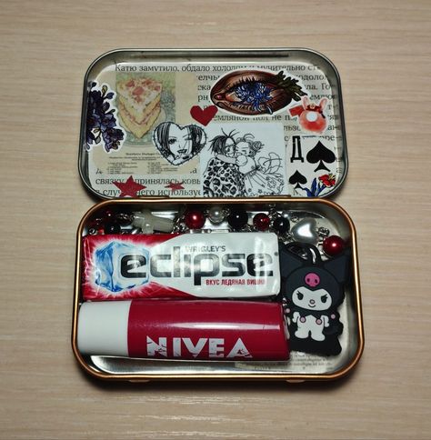 Altoid Wallet Aesthetic, Altoids Wallets, Tin Wallet, Wallet Inspiration, Altoids Wallet, Mint Tin Crafts, Tin Crafts, Matchbox Crafts, Altoids Tins