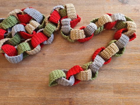 Crochet Paper Chain Garland — Kate Made It Crochet Chain Decoration, Crochet Christmas Chain Garland, Finger Knit Garland, Crochet Chain Garland, Crochet Paper Chain Free Pattern, Crochet Paper Chain, Crocheted Christmas Tree Garland, Crochet Garland Pattern Free Christmas, Diy Crochet Garland