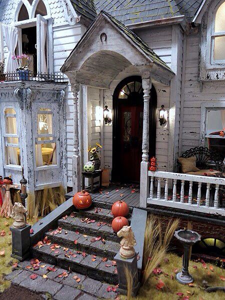 Haunted DollHouse Inspiration... Nice close up love the details Witch Dollhouse, Dollhouse Halloween, Halloween Decor Diy, Model Architecture, Casa Halloween, Halloween Things, Haunted Dollhouse, Diy Halloween Decor, Halloween Miniatures