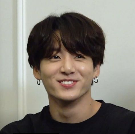 Jungkook Smile, Jungkook Oppa, Hxh Characters, Memes Kpop, House Of Cards, Meme Faces, Jung Kook, Jungkook Cute, Happy Smile