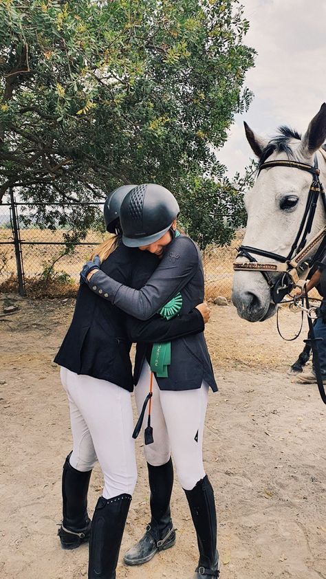 Equestrian Best Friends, Equestrian Friends, Horse Friends, Horse Photography Poses, Horsey Life, Horseback Riding Outfits, Horse Riding Outfit, Show Jumping Horses, Equestrian Aesthetic