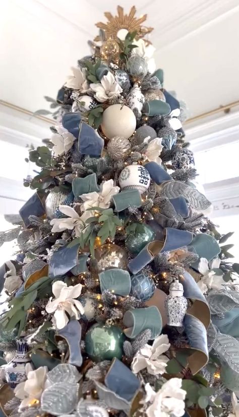 Glam Holiday Decor, Turquoise Christmas Tree, Blue Christmas Tree Decorations, Glam Christmas Tree, Elegant Christmas Tree Decorations, Decorate Christmas, Blue Christmas Decor, Christmas Tree Decorating Themes, Blue Christmas Tree