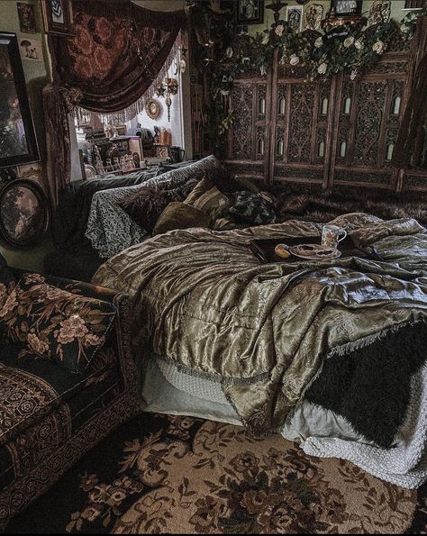 Samantha Core, Whimsigothic Home, Bedroom Ideas For Small Rooms, Fantasy Bedroom, Luxurious Bedding, Decor Ideas Bedroom, Dark Home Decor, Dark Home, Dreamy Room