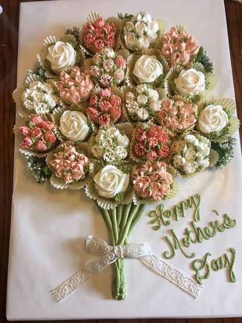 Cupcakes Decoration Russian Tips, Bouquet Flower Cupcakes, Floral Cupcake Cake, Russian Flower Cupcakes, Creative Bakery Ideas, Cake Decorating Step By Step, Pretty Flower Cupcakes, Bridal Party Cupcakes, Birthday Cupcakes Ideas Aesthetic