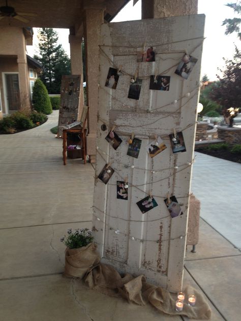 Old doors wedding display for photos, etc. Old Doors Wedding, Wedding Photo Display Ideas, Barn Door Wedding, Photo Display Ideas, Weddings Country, Vintage Rustic Wedding, Outdoor Country Wedding, Wedding Photo Display, Door Backdrops