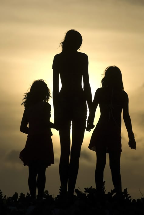 this is a great picture idea for a family/mother daughter/sister photo. It is a great example of the technique silhouette. Mother And Daughter Silhouette, 가족 일러스트, Daughter Photo Ideas, Mommy Daughter Photos, Mother Daughter Pictures, Mother Daughter Photos, Sister Photography, Shadow Silhouette, Silhouette Photography