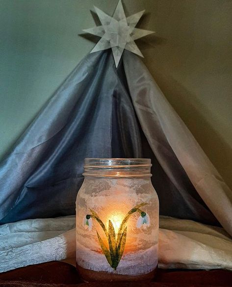 waldorfeducation on Instagram: ““I found a tiny snowdrop A-blooming in the cold I’ll share with you a secret The little flower told Though winter still is here He…” Spring Nature Table, Waldorf Kids, Spring Classroom, Waldorf Crafts, Winter Table, Seasonal Displays, Spring Equinox, Nature Table, The Good Witch