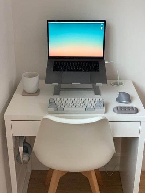 Desk Setup Ideas, Mac Setup, Desk Setups, Small Laptop, Setup Ideas, Office Notebook, Small Home Office, Study Areas, Pc Setup