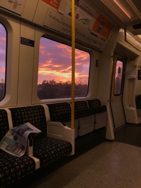 References Scenery, Angel London, Train Background, London Train, Art Alevel, Fotografi Vintage, Color Vibe, Dreamcore Weirdcore, Dream School