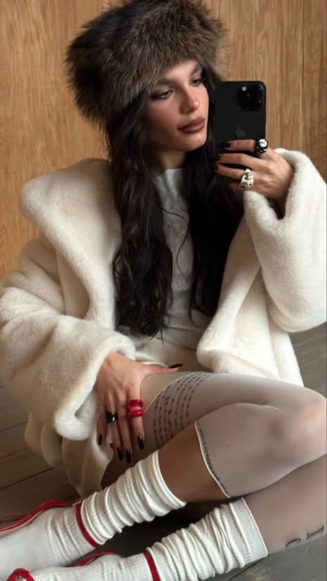 Fur Hat Outfit, Fur Coat Style, Winter Fur Coats, Headband Outfit, Faux Fur Hat, Hat Outfit, Gucci Mane, Printed Tights, Beauty Hairstyles