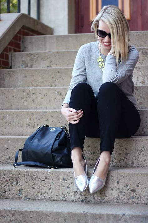 Weekend Casual. Silver Flats Outfit Work, Silver Flats Outfit 2023, Silver Flats Outfit, Silver Sneakers Outfit, Silver Shoes Outfit, Gray Sweatshirt Outfit, Mules Outfit, Silver Loafers, Looks Jeans